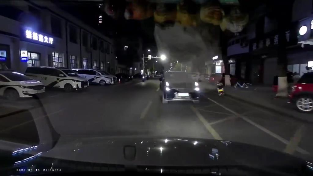 被酒驾撞懵了，还好撞的是车，如果撞到行人或电动车就麻烦了！