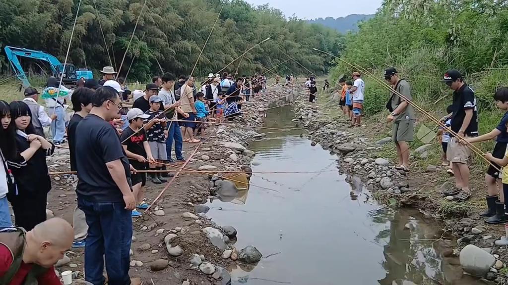 一條小水溝這么多釣魚的？？？