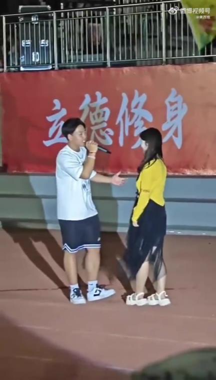 谁家公主抱搂脖子呀，这不摔才怪呢