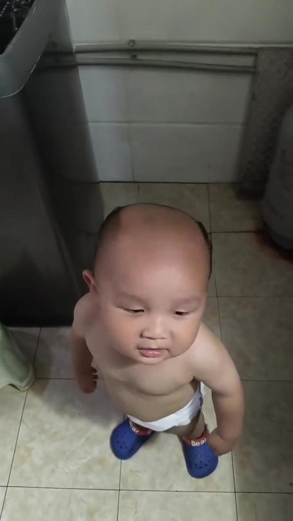 懒得排队自己给娃推头发，现在娃变得又老又小的！！！