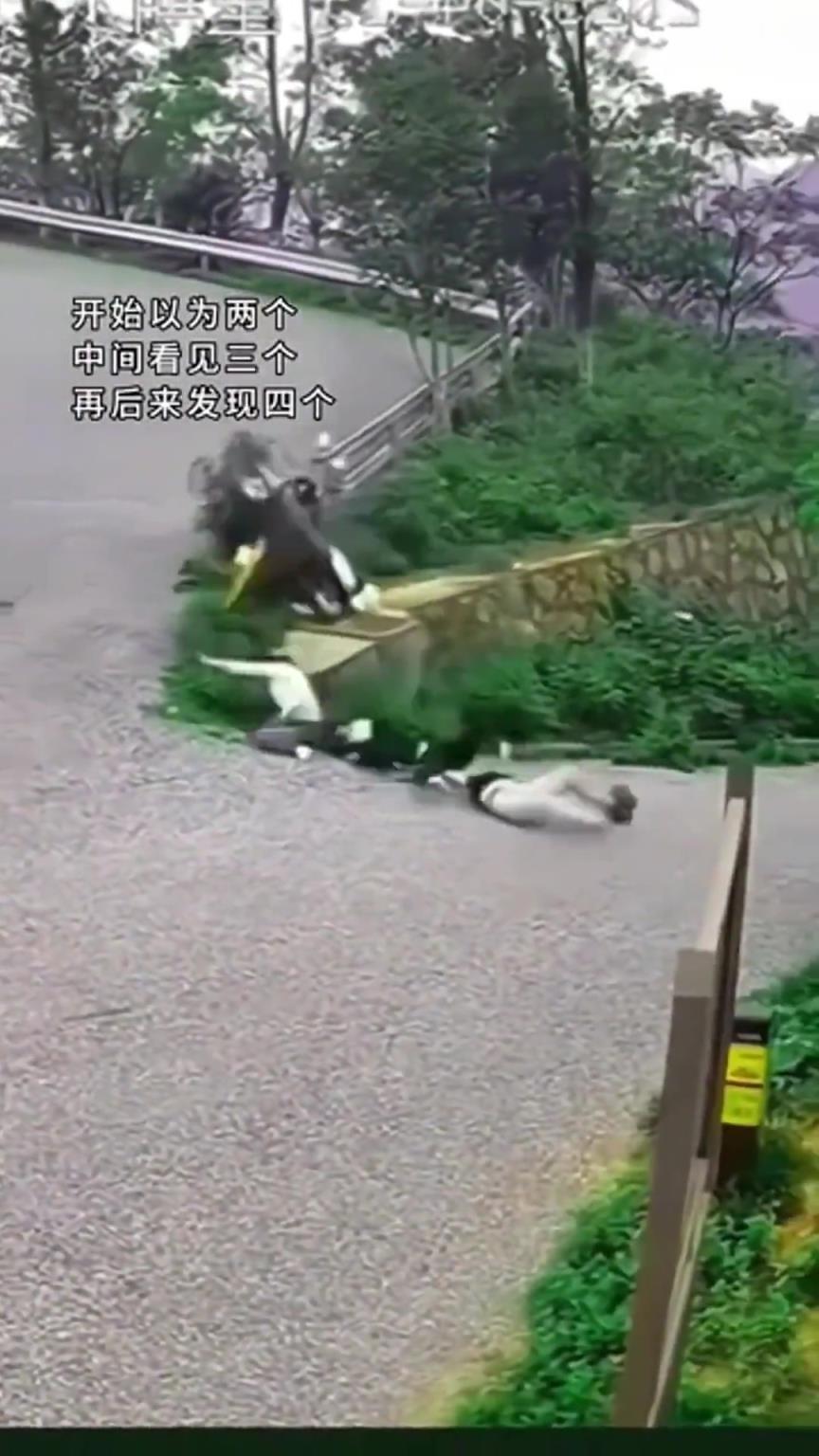 这车能坐四人女生？不出事都难啊！！