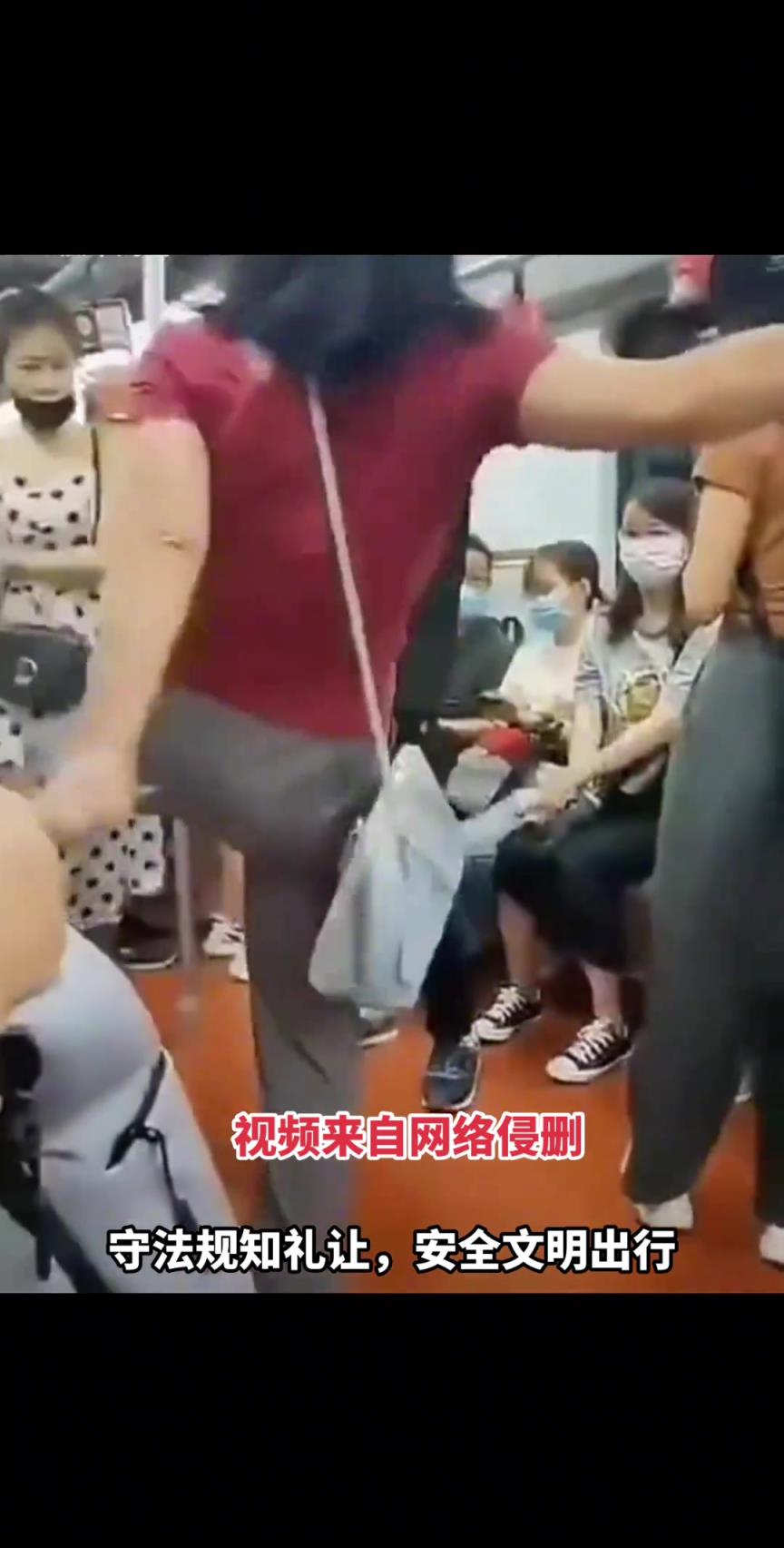 兩女子在地鐵上互踹，生氣到無所謂走光被人看到了...