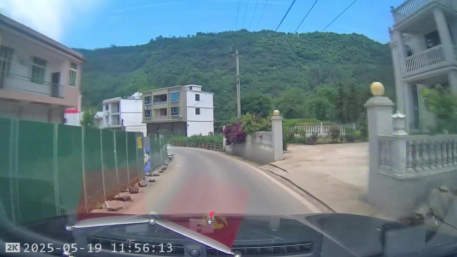 雖然有鳴笛提醒，但是兩車明顯速度太快剎不?。? title=