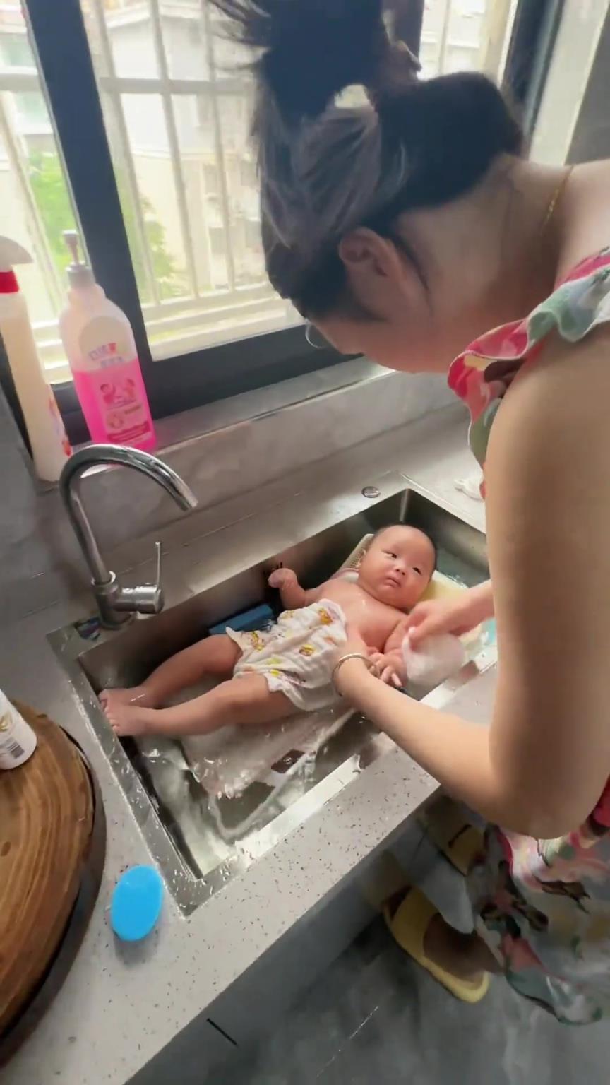 宝宝：第一次在家洗澡，有一点害怕！