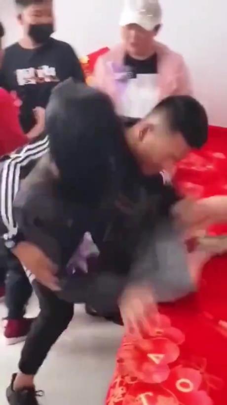 什么情况啊？突然就把伴娘抱走了！！
