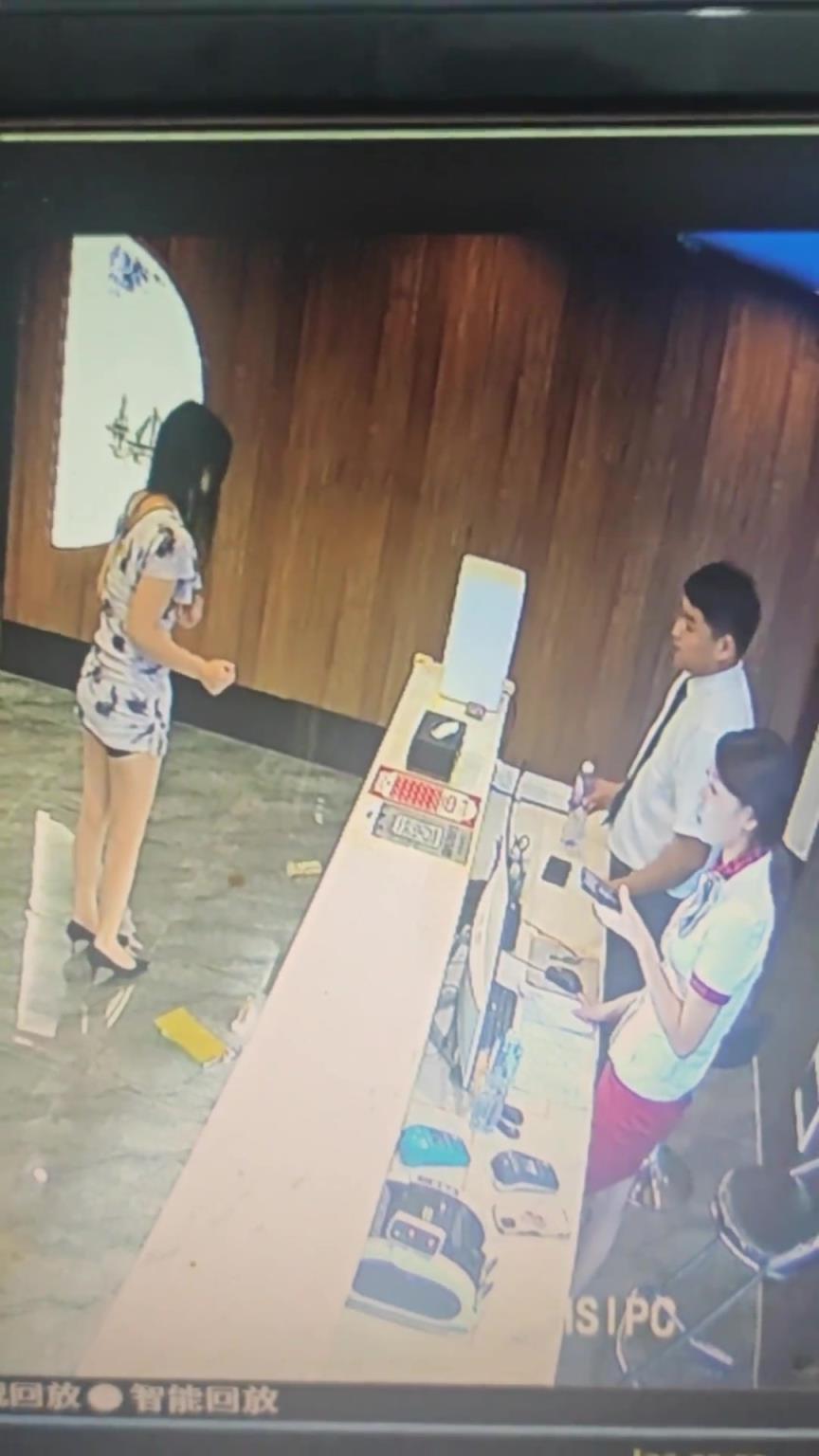 太尴尬了，这美女瞬间就呆住了...