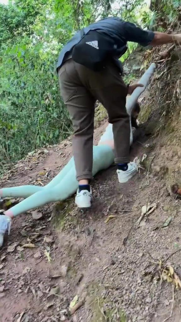 不懂就問，這樣爬山是為了擺拍發朋友圈嗎？