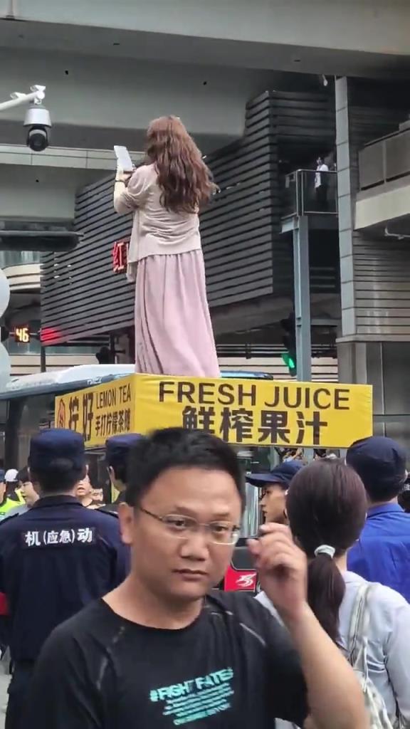女子站在小摊车上大吼大叫！！