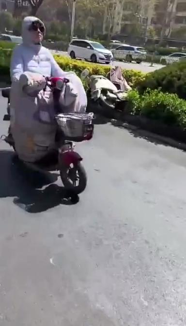 怪不得半天不起來，蹲貴人呢，幸虧開著錄像呢??！