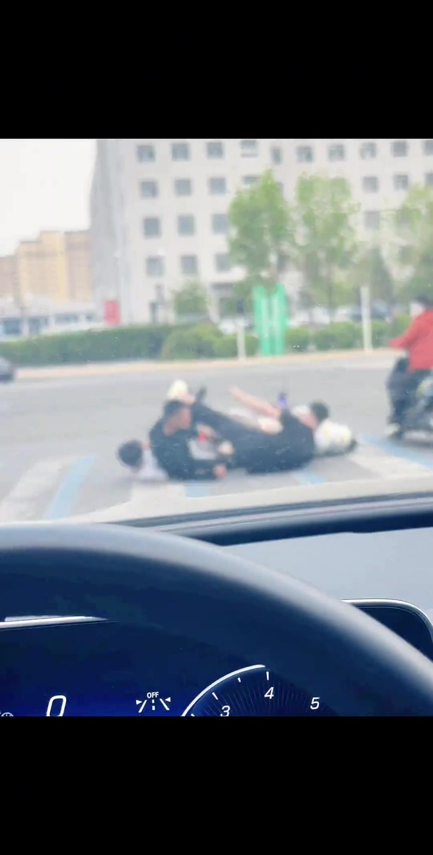 骑摩托那小子真不咋地，不赶紧扶人先扶摩托！