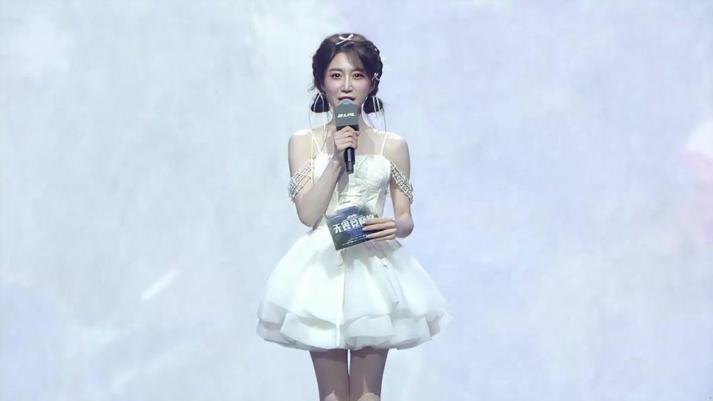 好白！主持人小幽白裙登場 不老女神更顯韻味！