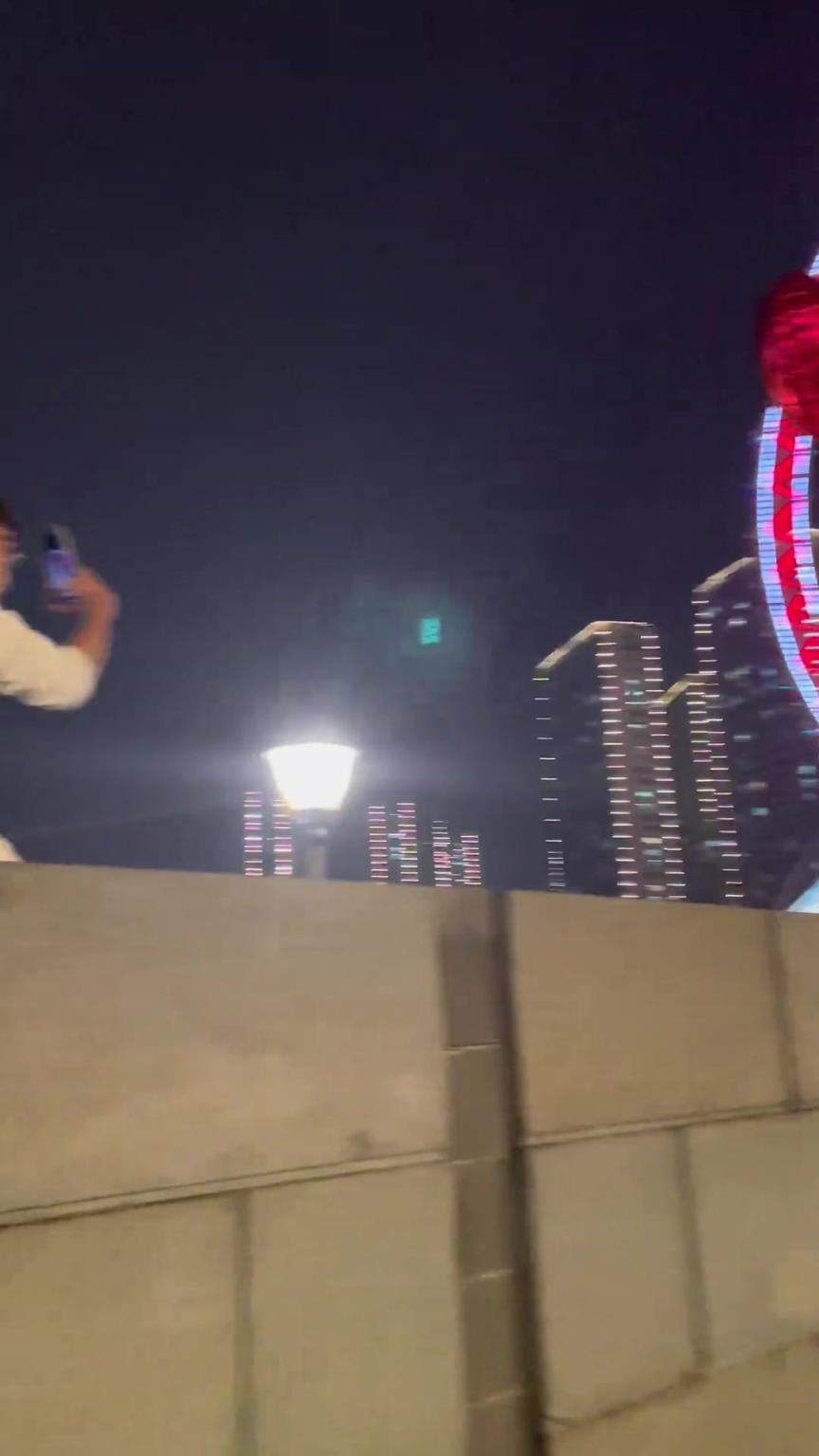 一个被窝睡不出2种人！这对小情侣，两个人都是人才
