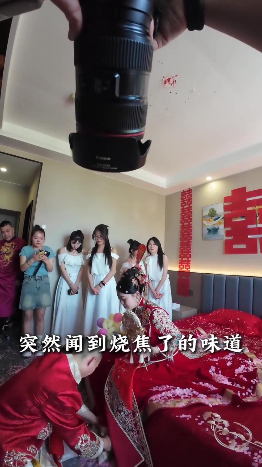 突然聞到燒焦味！此時攝影師看著攝影燈心都碎了