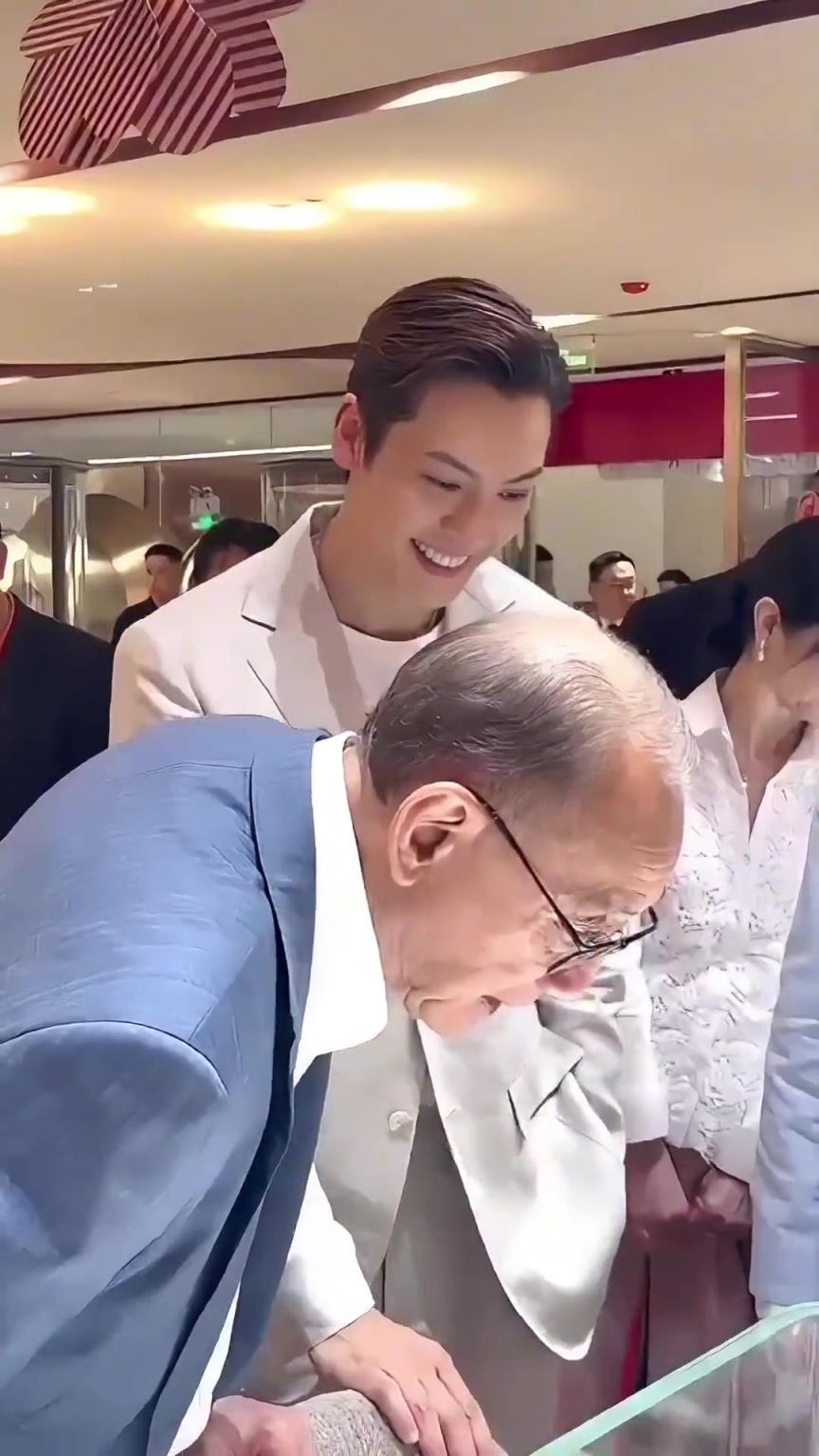 陳偉霆 跟老板楊受成開玩笑，想讓老板給自己買珠寶