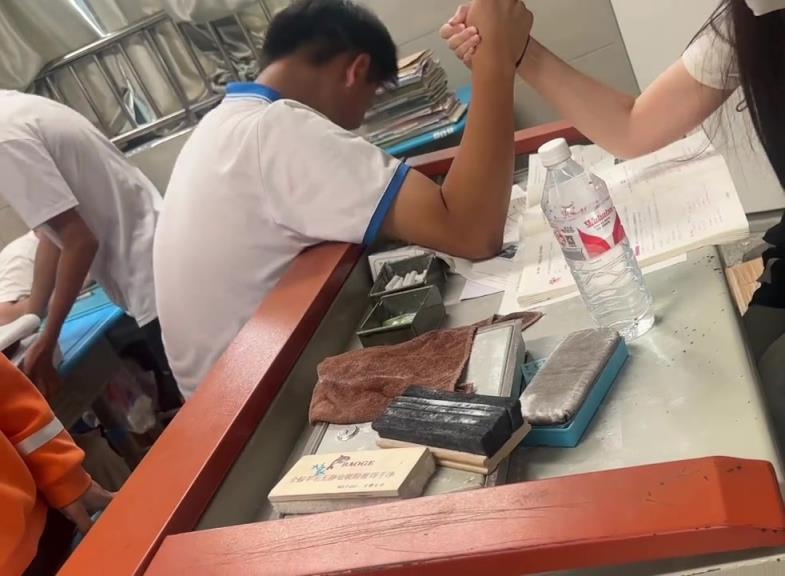 女老師你胳膊怎么飛起來了？不公平！！