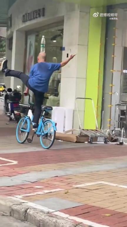 佛山大爷骑车练功，这是在练“无影脚”？