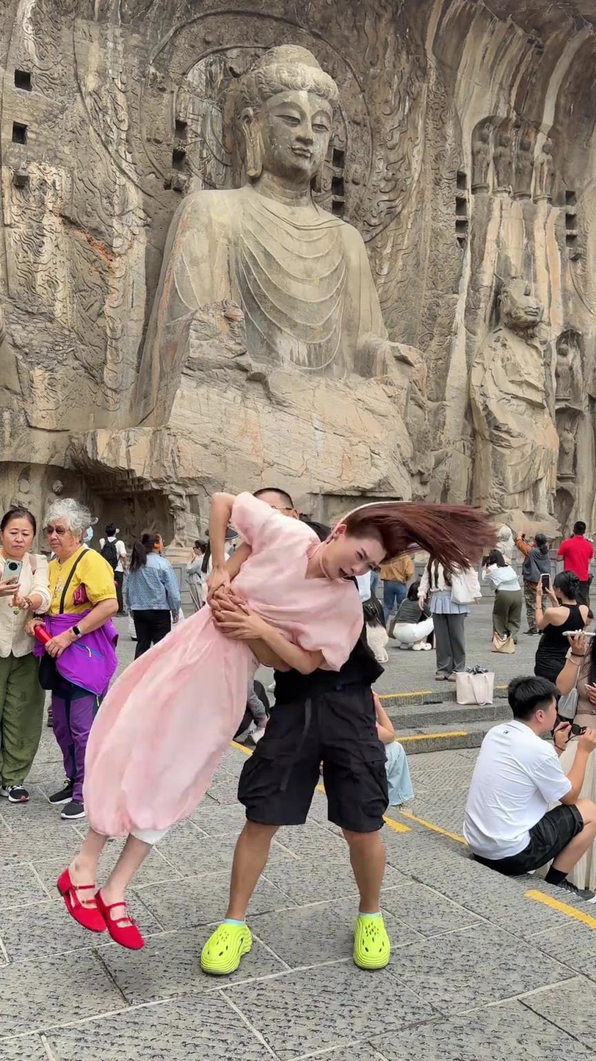 你俩是在转转上认识的吗？！