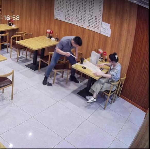 這男的反應速度已經(jīng)快過貓了啊??！