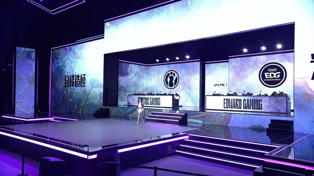 好細(xì)的腿！泱泱身穿白色小禮裙登臺(tái)亮相