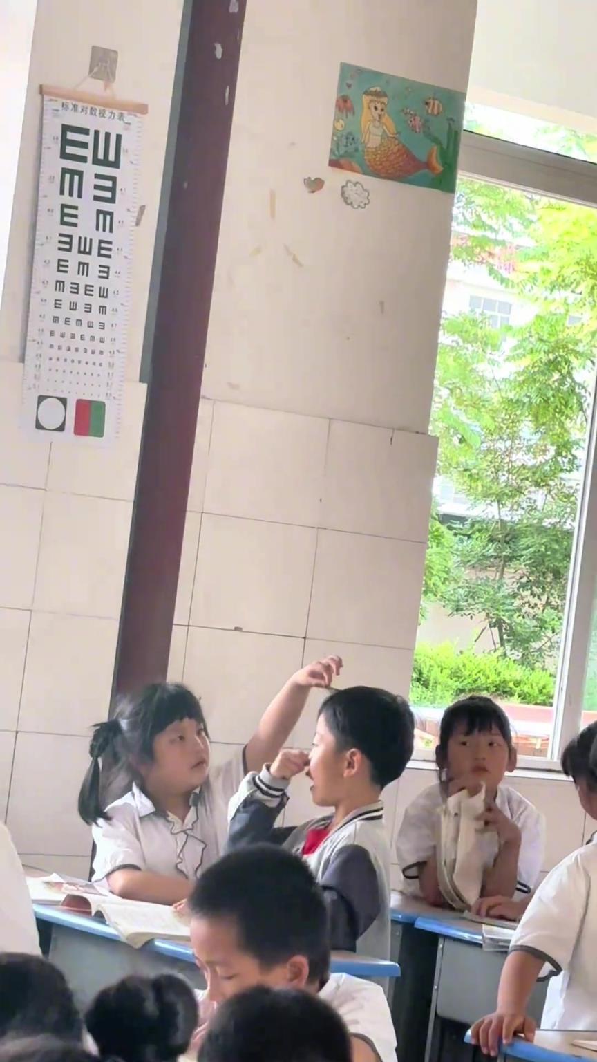 她的眼里都是她的同桌