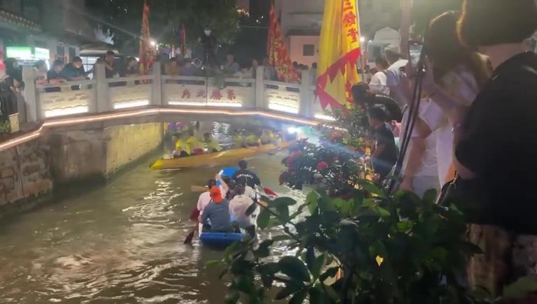 好奇小船怎么进去的，更好奇他们为什么这时候进去