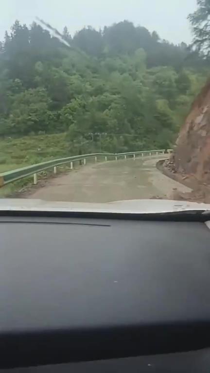 驚了!男子開車突遇蛇趴在窗前,隔著屏幕嚇出冷汗!!!!