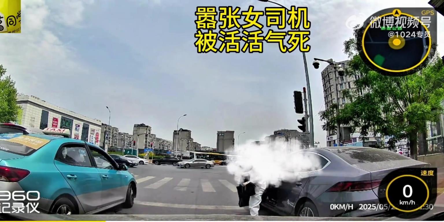 嚣张女司机在路口停车走人，谁给她惯的臭毛病？