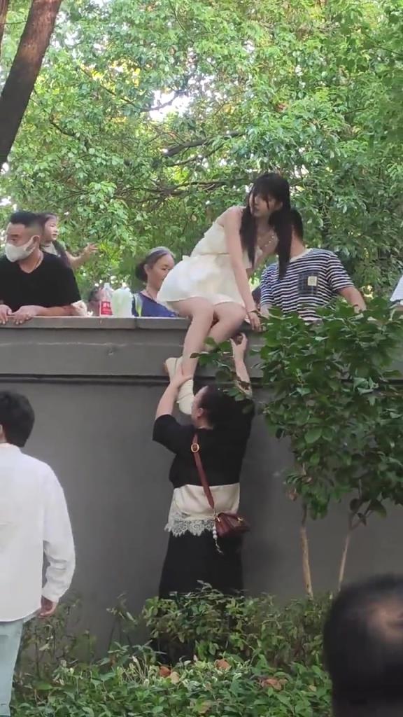 一群男的別光顧著看她呀！倒是出來幫幫忙...