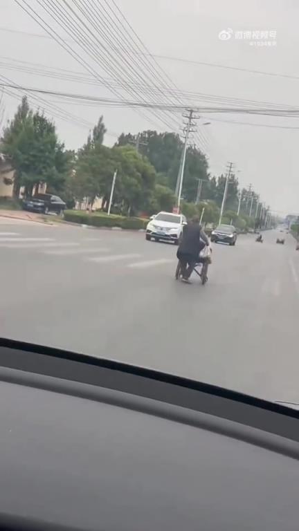 老了到馬路上來玩自爆？？可憐之人必有可恨之處…