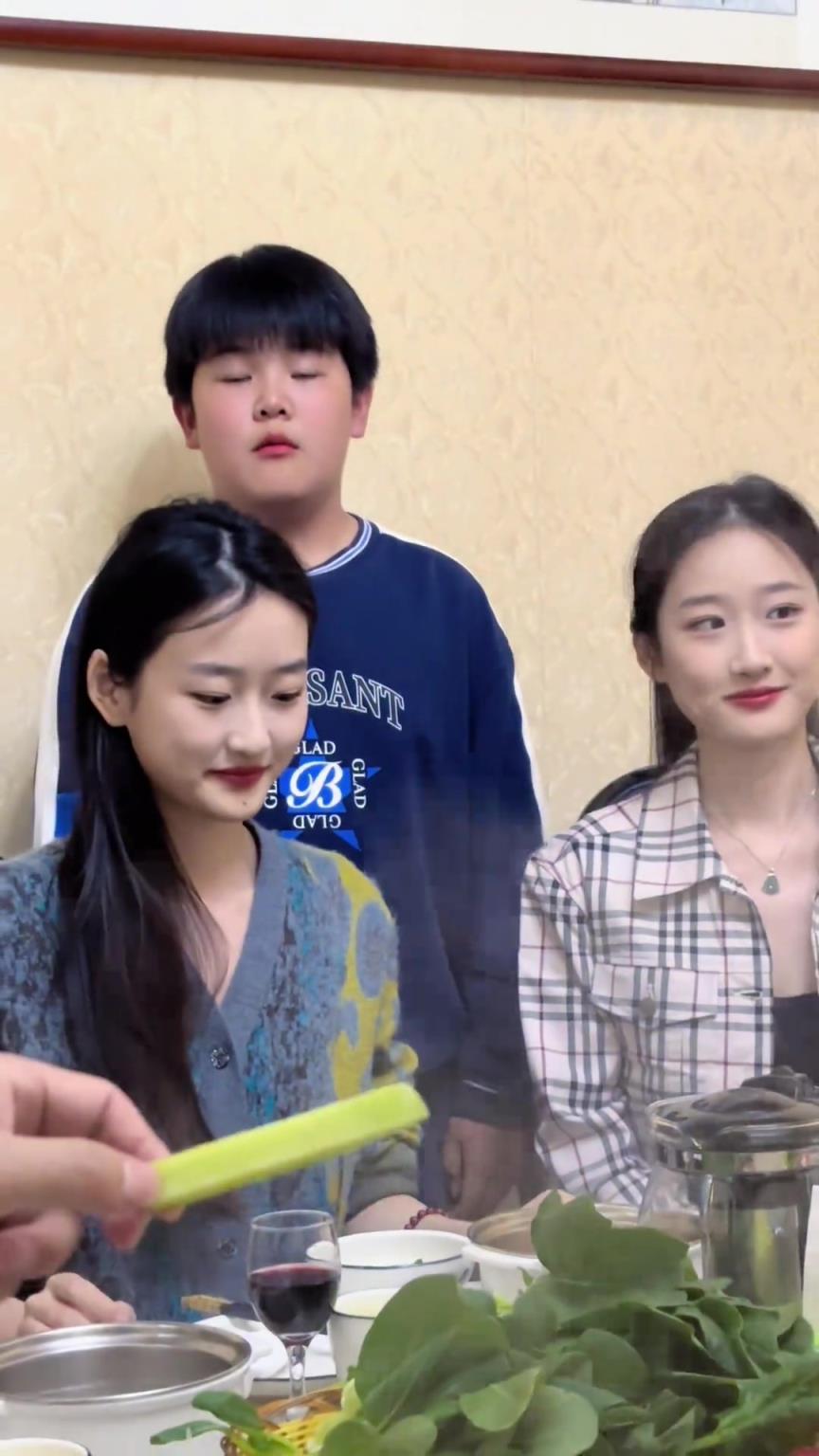 这能分得出哪个是姐姐哪个是妹妹吗？！
