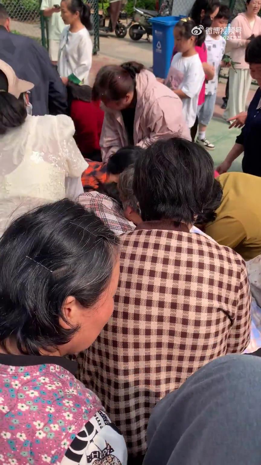 小區(qū)物業(yè)組織包粽子活動. 米被業(yè)主搶完！