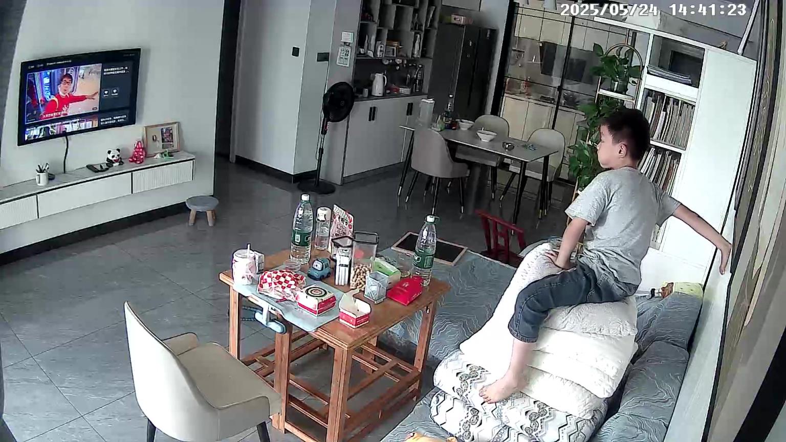 男孩子咋就这么皮，这次摔的狠了再不敢这么玩儿了