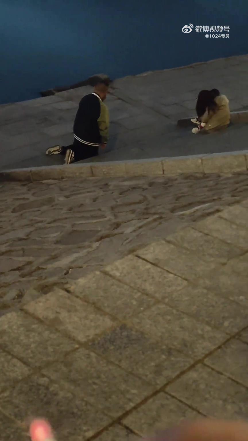 手里还有擦眼泪的纸，也不知道男的犯了什么错？？