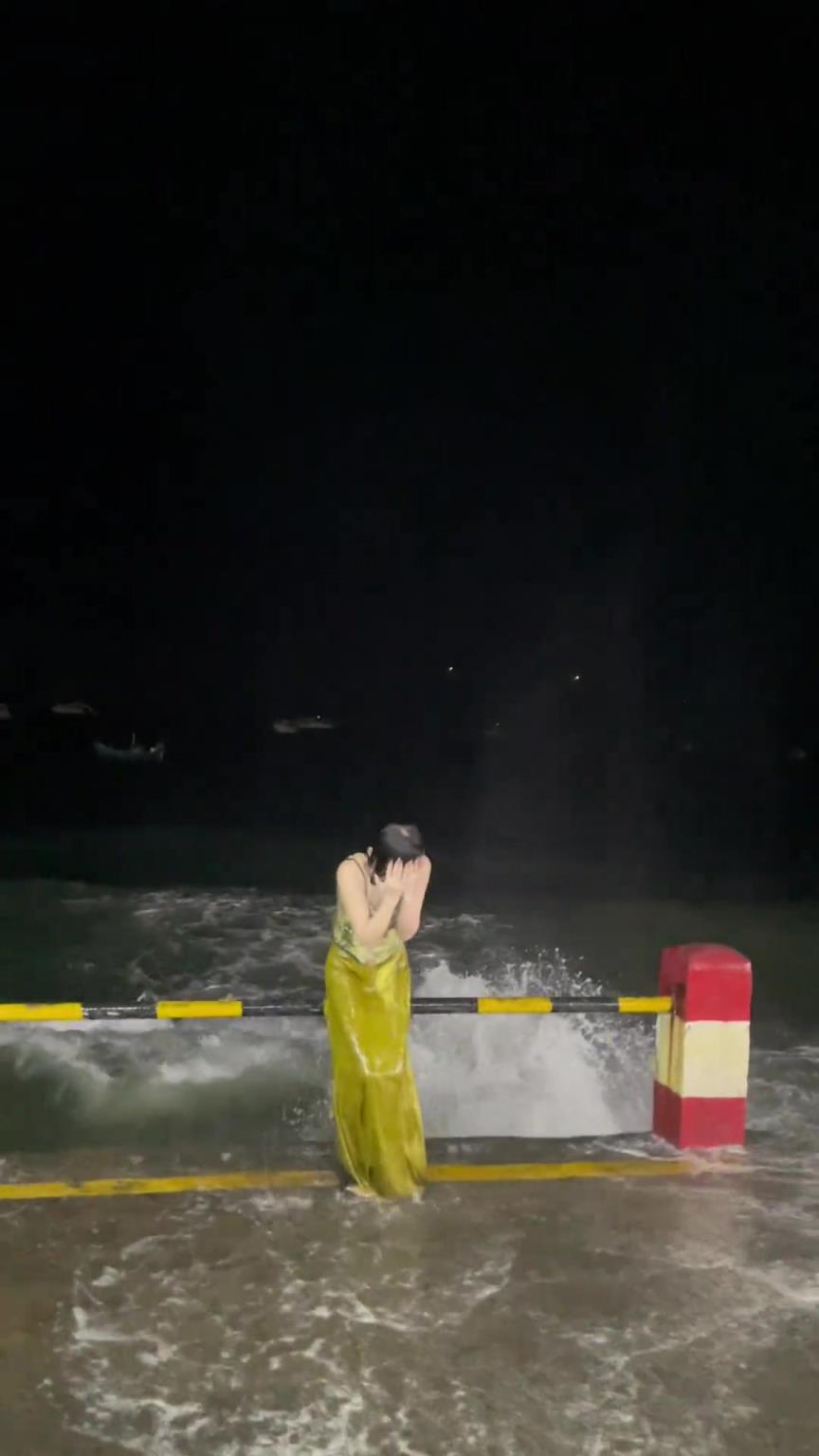 为了出片，被淋到全身湿透也无妨吧？