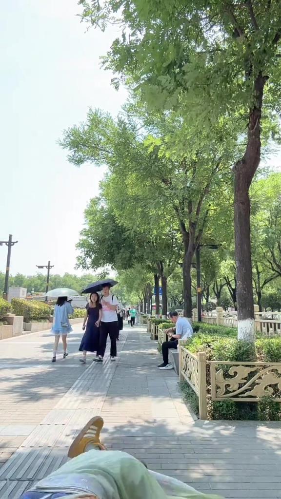 后面的女生好像還想去扶你們一把的?。? title=