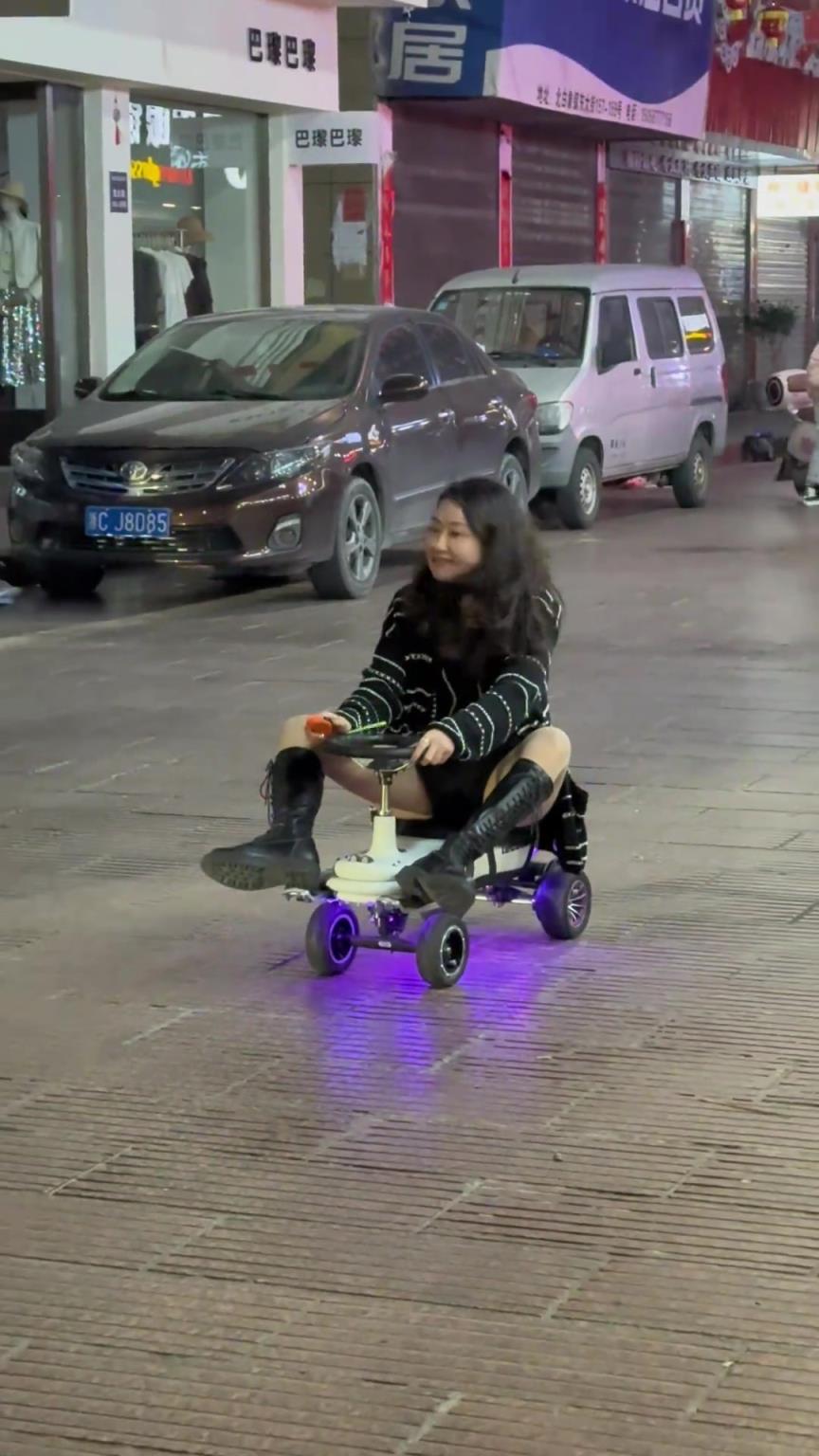 這扭扭車動力這么強，給姐們直接來了個翹頭