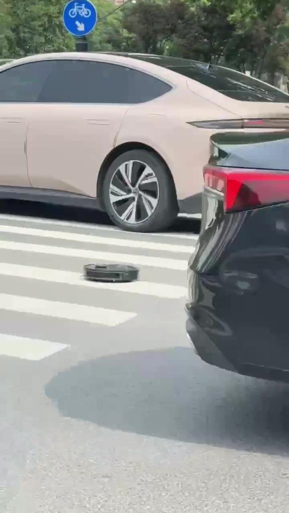 现在扫大街都这么高级了？扫地机器人都出来了