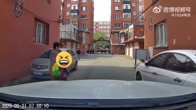 按喇叭提醒孩子別往這邊靠，結(jié)果不躲大媽還拽著孩子往路中間走