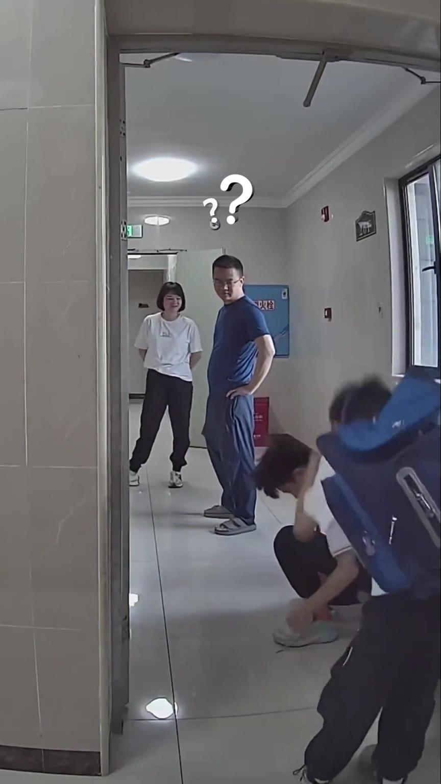 一大早出门被邻居家的小孩可爱到了，哈哈哈…