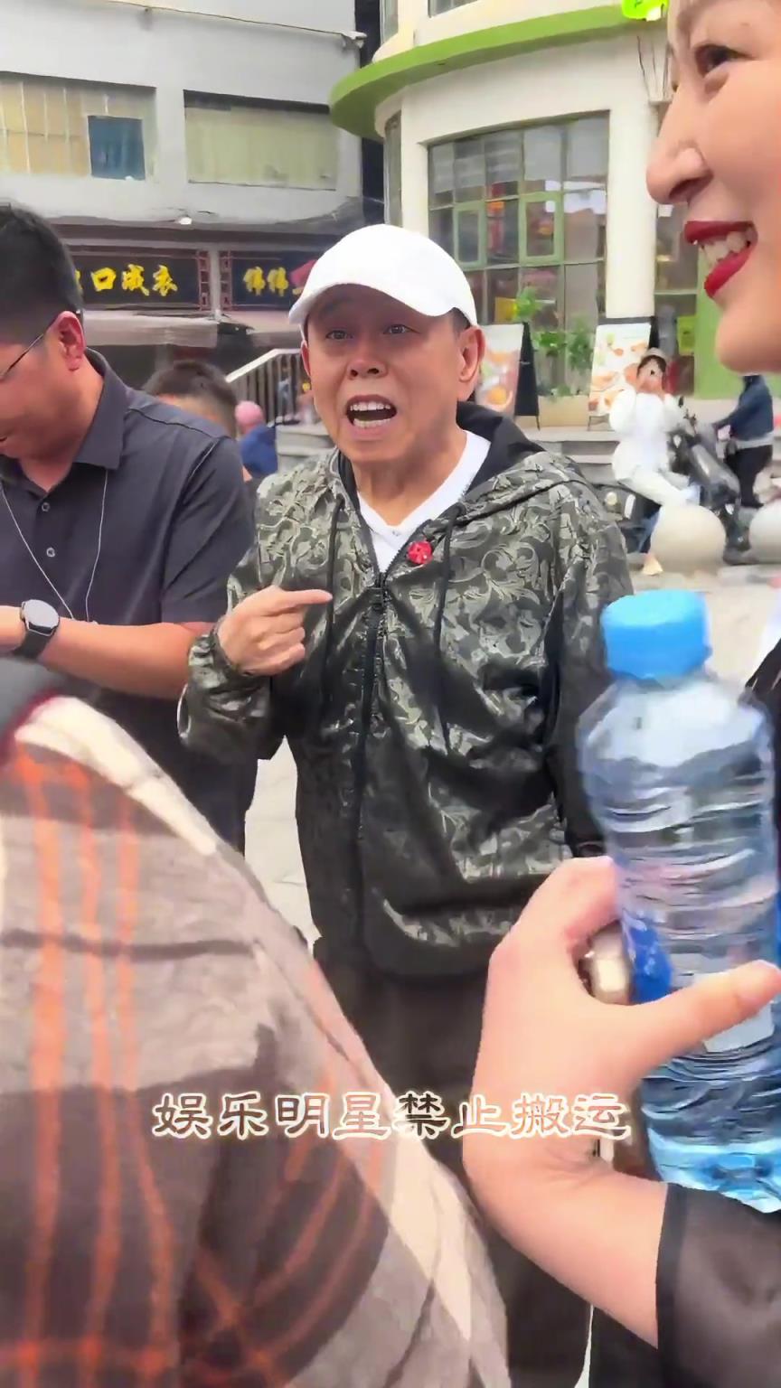 潘长江携女儿潘阳现身南昌游玩，父女俩这状态如何？