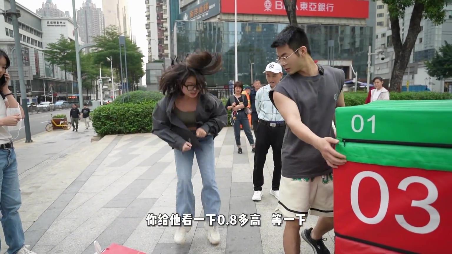 女生在街头挑战跳高0.8米 成功就奖励100块