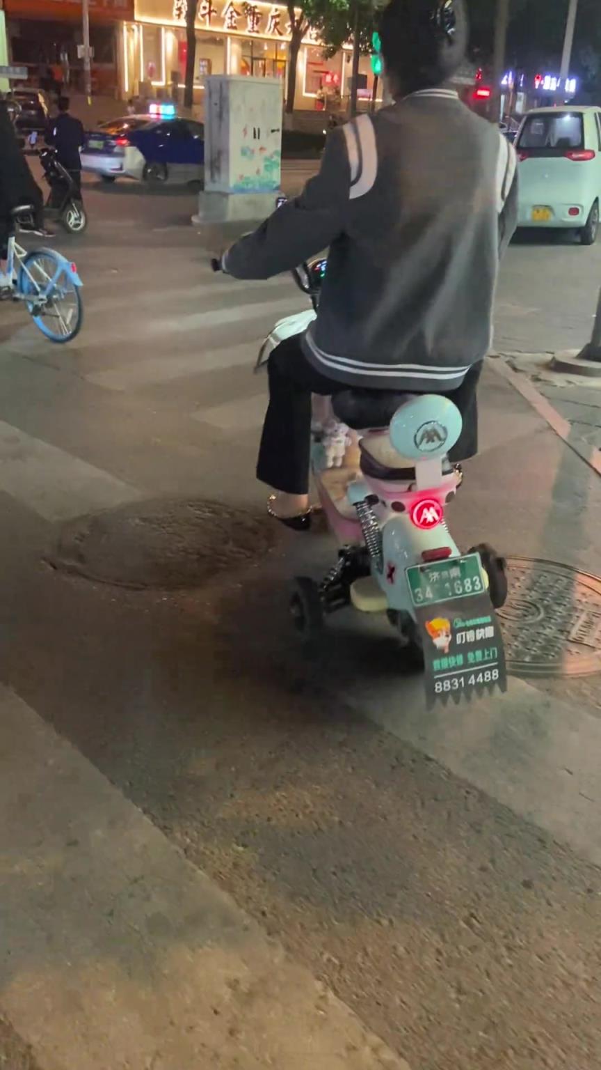 好独特的骑车方式，这是怕掌握不了平衡吗