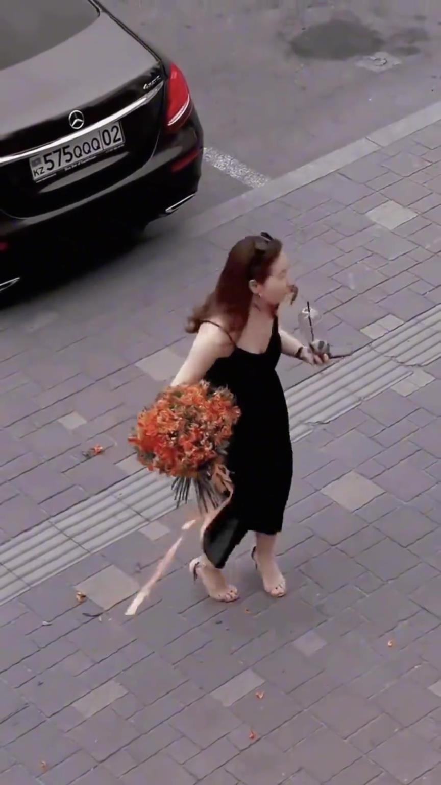 这种街头给陌生女孩突然送花，应该是不求回报的吧？