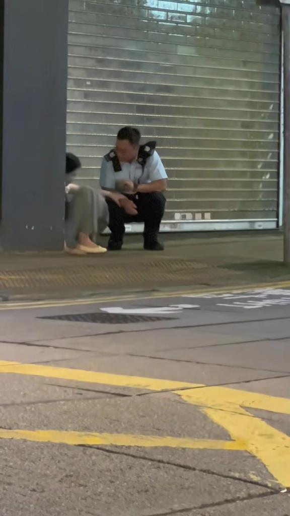 香港阿Sir对女子的绅士行为，令人敬佩！