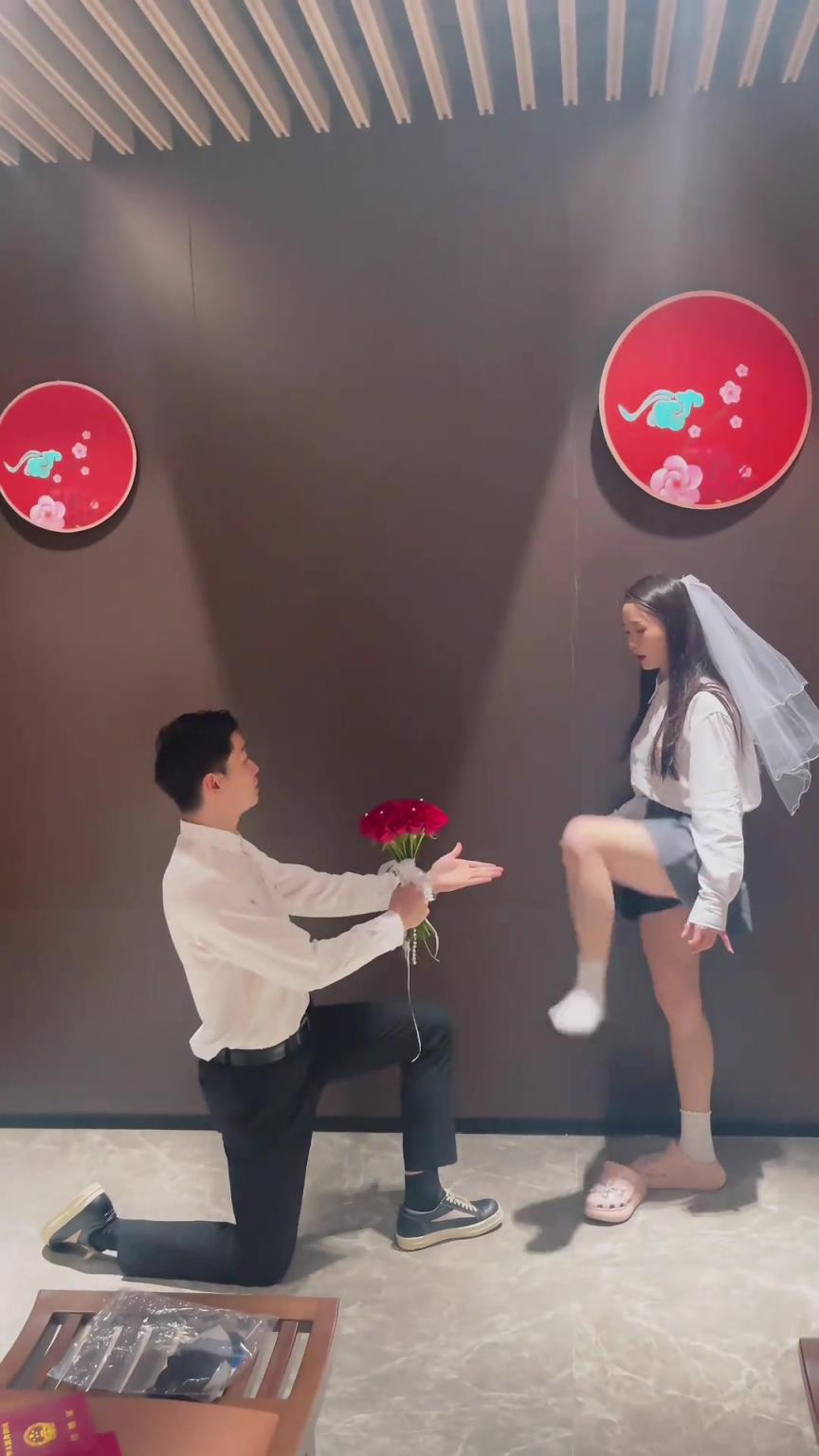一个忙着抽象，一个忙着求婚！！