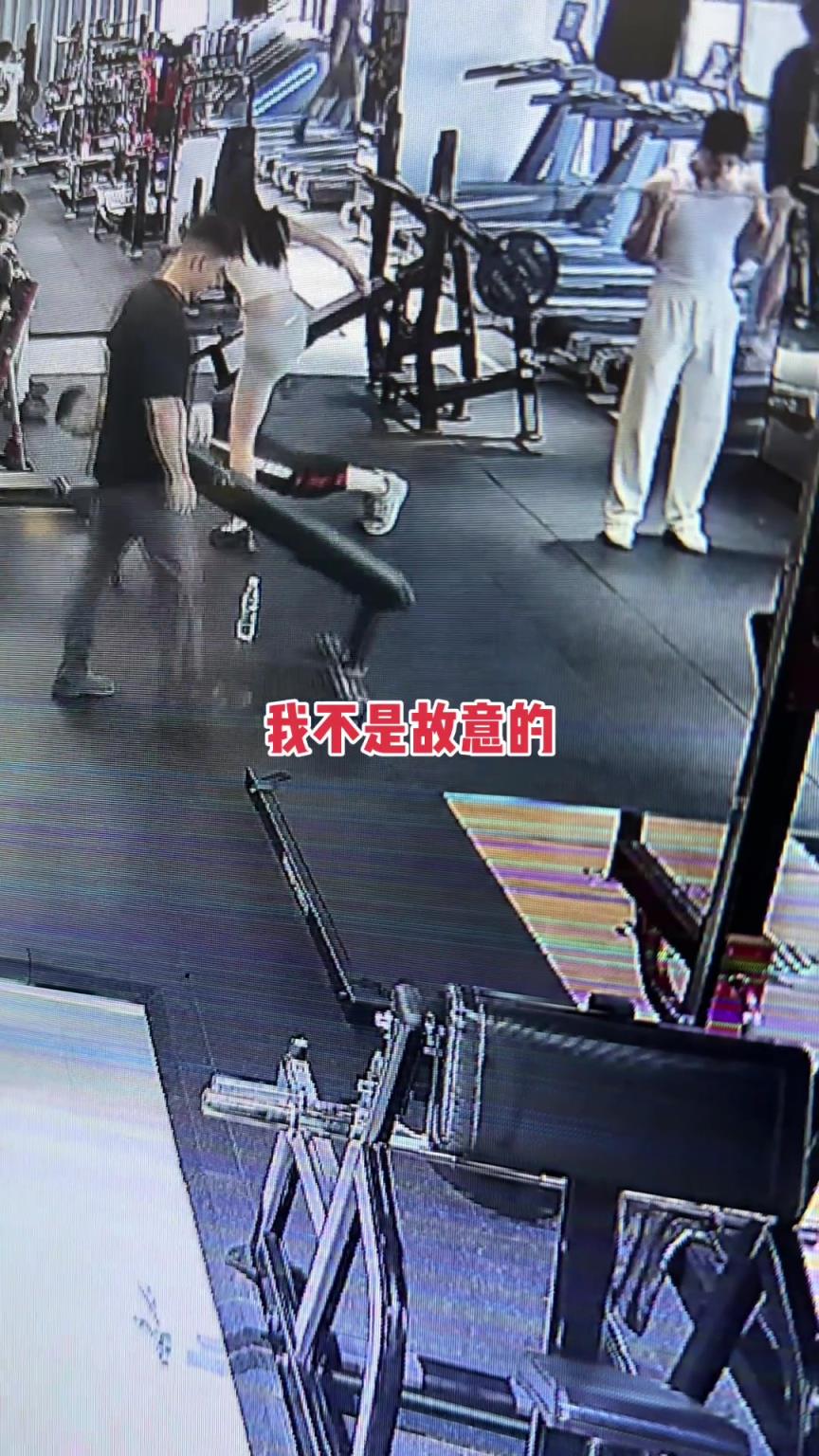 小姐姐在健身房想从我身上跨过去？这缘分不就来了么！