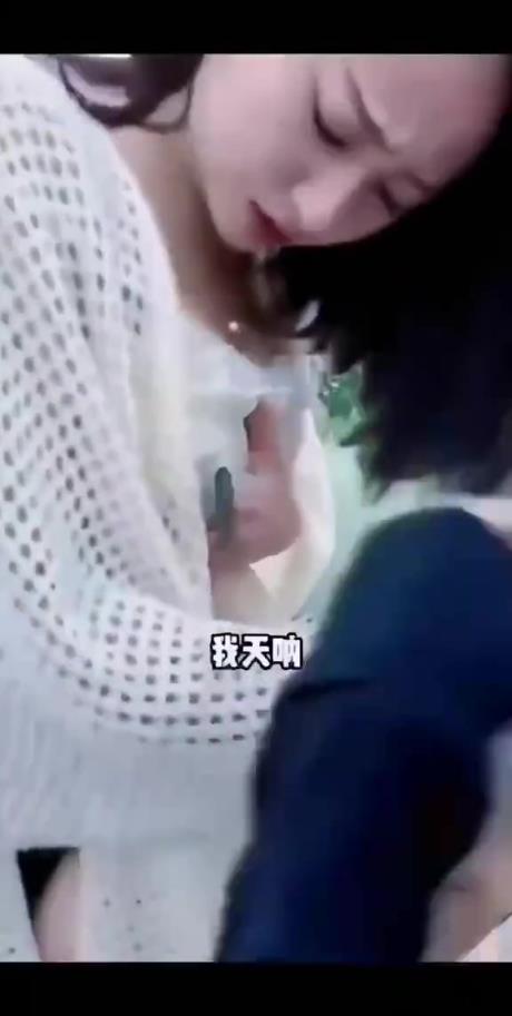 美女被鱼钩扎进胸部，旁边的大哥冷静应对！！