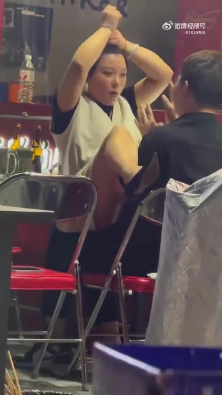 阿姨这架势，怕小伙顶不住呀！！