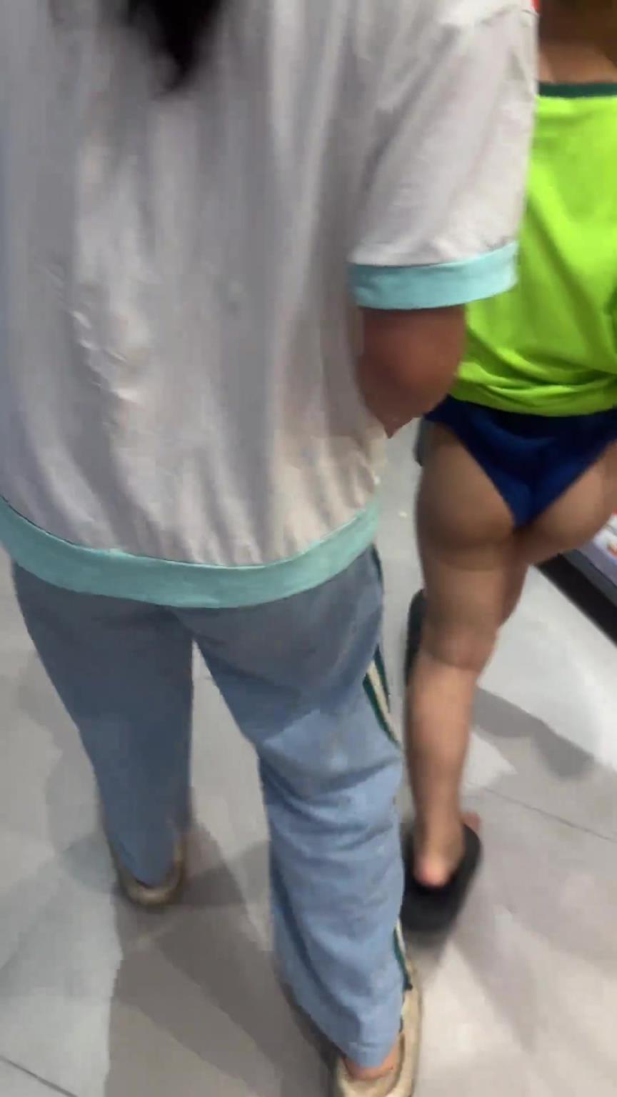 搞笑的小孩哥，这是屁股太热了吗？