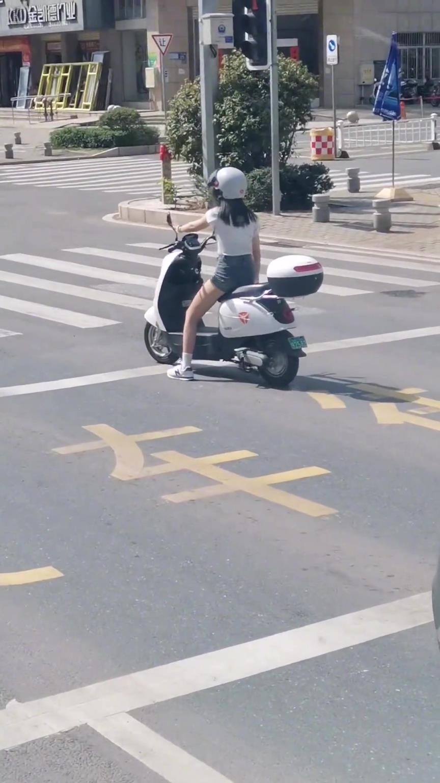 蹦迪蹦多了？上班偶遇社牛的女生 真的无敌啊！